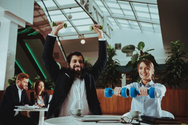 Kurumsal spor yaşam tarzı. Sağlık iş adamları. Ofis çalışanları dumbell ile çalışma. İşçiler Fitness egzersizleri yapıyor. Yoga pratik. Gülümseyen için sağlıklı kadın çalışan adam.