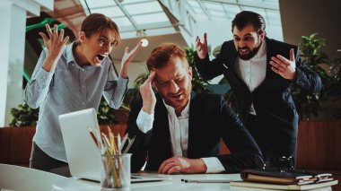 Sağlık iş adamları. Office. Ofis Yöneticisi. Alt takım elbiseli. Zaman yönetimi. Laptop ile çalışır. Adam işten yorgun. Ofis iç. iş yükünü dengesizlik