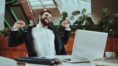 Sağlık iş adamları. Ofis çalışanı Fitness egzersizleri yapıyor. Mutlu ofis müdürü. Alt takım elbiseli. Zaman yönetimi. Laptop ile çalışır. İş yerinde ısınma adam. Ofis iç.