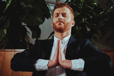 Fotoğraf kırpılmış. Sağlık iş People.Yoga tecrübeliyim. Çalışan Office bankta pratik. Lotus poz işçi Sit. Meditasyon bir adamdır. Kişi rahat ol. Erkek sakin tutar. Zen zamanı.
