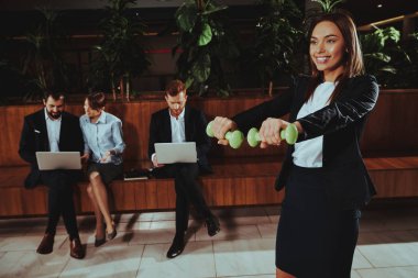Spor yaşam tarzı. Sağlık iş adamları. Yoga pratik. Gülümseyen kız. Çalışma alanı'ndaki Dumbbells ile eğitim. Mutlu genç kadın. . Sağlıklı vücut. Başarılı işçi eğitim. Spor elemanı