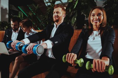 Kurumsal spor yaşam tarzı. Sağlık iş adamları. Ofis çalışanları dumbell ile çalışma. İşçiler Fitness egzersizleri yapıyor. Yoga pratik. Ofiste bankta pratik çalışanları.
