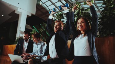 Kurumsal spor yaşam tarzı. Sağlık iş adamları. Ofis çalışanları dumbell ile çalışma. İşçiler Fitness egzersizleri yapıyor. Yoga pratik. Ofiste bankta pratik çalışanları.