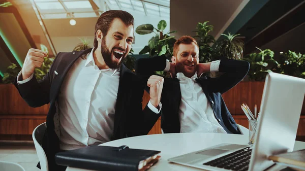 Affärsmän Glad Kontorsansvariga Arbetstagare Kostym Time Management Arbeta Med Laptop — Stockfoto