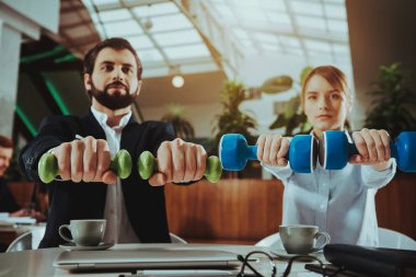 Kurumsal spor yaşam tarzı. Sağlık iş adamları. Ofis çalışanları dumbell ile çalışma. İşçiler Fitness egzersizleri yapıyor. Yoga pratik. Gülümseyen için sağlıklı kadın çalışan adam.