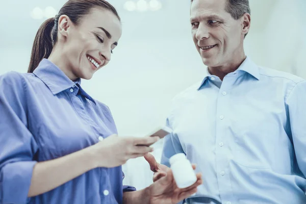 Man Woman Choose Medicaments Man Looking Smiling Woman Woman Holding — Stock Photo, Image