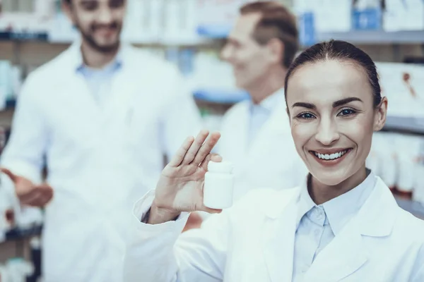 Lékárníci Pracuje Lékárníků Kavkazské Muži Ženy Žena Ukazuje Lahvičku Prášky — Stock fotografie