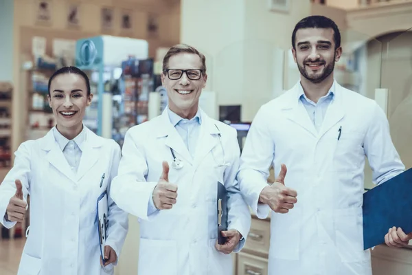 Tre Farmaceuter Poserar Apotekare Kaukasiska Män Och Ung Kvinna Personer — Stockfoto