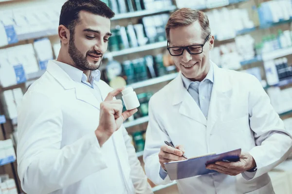 Two Pharmacists Working Pharmacists Caucasian Adult Man Young Guy Guy — Stock Photo, Image