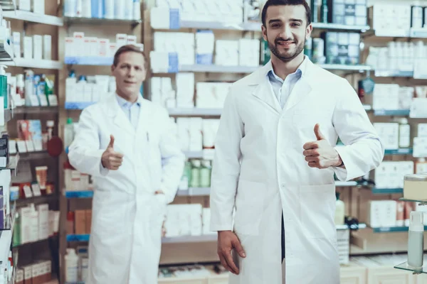 Two Pharmacists Looking Camera Pharmacists Caucasian Adult Man Young Guy — Stock Photo, Image