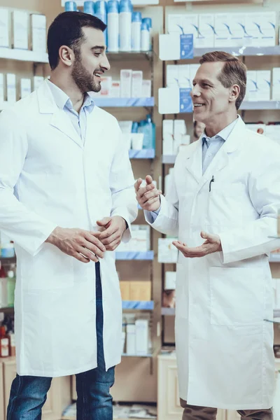 Due Farmacisti Stanno Parlando Tra Loro Farmacisti Uomo Adulto Caucasico — Foto Stock