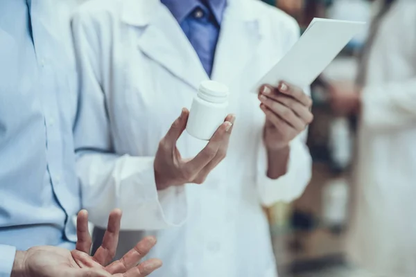 Farmacisti Che Parlano Tra Loro Farmacisti Sono Uomo Una Donna — Foto Stock