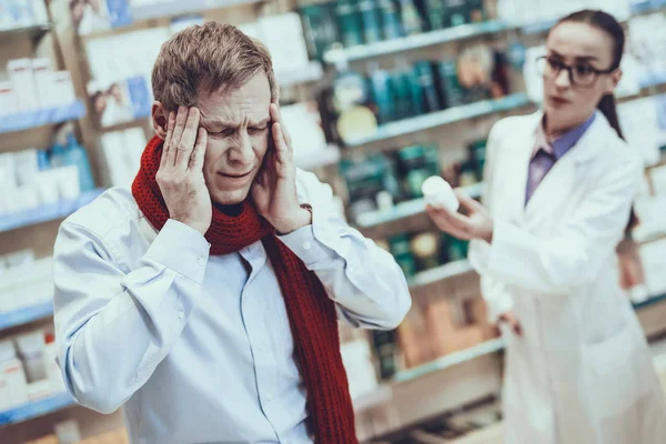 Uomo Malattia Avere Mal Testa Farmacista Sta Guardando Man Uomo — Foto Stock