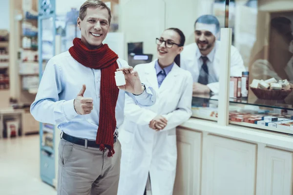 Feliz Hombre Saludable Sosteniendo Una Botella Con Pastillas Farmacéuticos Pie — Foto de Stock