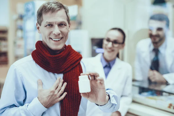 Felice Uomo Sano Che Tiene Una Bottiglia Con Pillole Farmacisti — Foto Stock