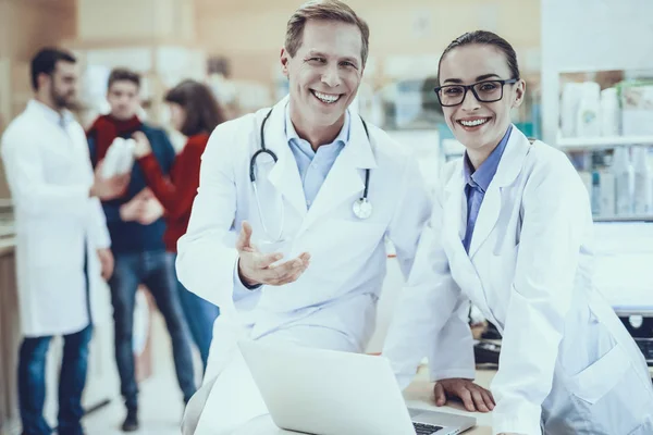 Farmacêuticos Sorrindo Olhando Para Uma Câmera Farmacêuticos Usar Portátil Outro — Fotografia de Stock