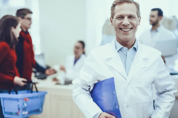 Pharmacist Smiling Camera Pharmacist Adult Blonde Man Other Pharmacists Talking — Stock Photo, Image