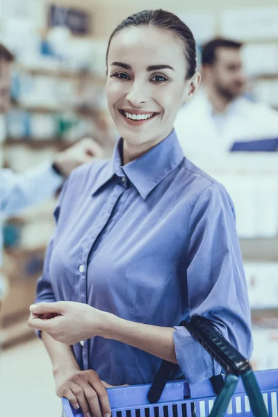 Beautiful Woman Looking Camera Smiling Woman Holding Shopping Cart Man — Stock Photo, Image