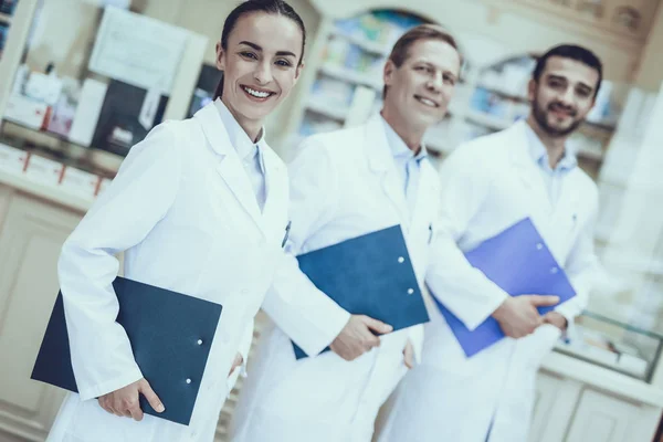 Tres Farmacéuticos Posando Pharmacists Caucasian Men Young Woman Inglés Personas —  Fotos de Stock