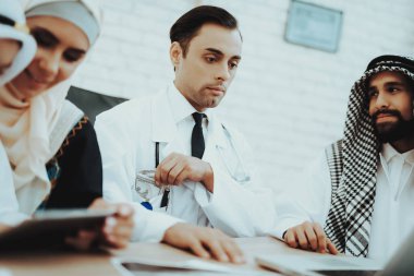 Arapça hasta doktora dolar para vermek. Yolsuzluk kavramı. Adam doktor dolar vererek. Ödeme. Maaş zamanı. Terapist alımı. Tanı tartışıyor. Sınav. Tıp kavramı.