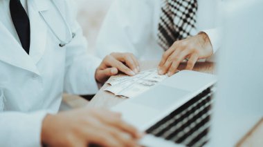 Arapça hasta vererek para doktor için kapatın. Yolsuzluk kavramı. Adam doktor dolar vererek. Ödeme. Maaş zamanı. Terapist alımı. Tanı tartışıyor. Sınav. Tıp kavramı.