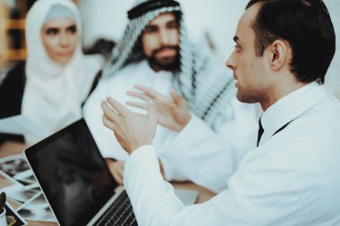 Erkek Doktor hastanede Arapça aile danışmanlık. Doktor teşhisiyle açıklayan Laptop. İstişare Kliniği. Terapist alımı. Tanı tartışıyor. Sınav. Tıp kavramı.