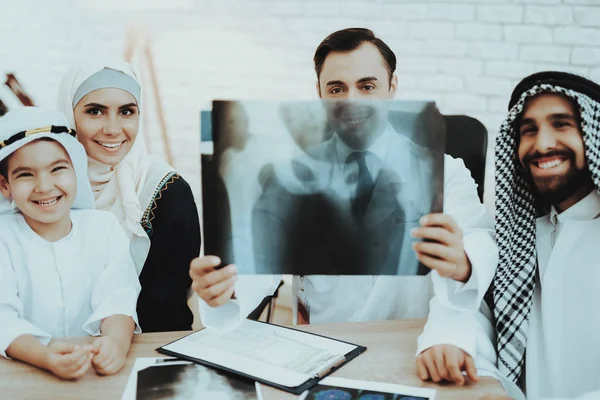 Mosolygós Arab Család Orvos Holding Röntgenszerkezetek Film Orvos Elmagyarázza Diagnózis — Stock Fotó
