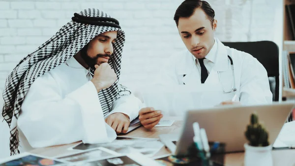 Arts Consulting Arabisch Man Een Bezoek Ziekenhuis Jonge Patiënt Raadpleging — Stockfoto