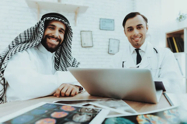 Muslim Patient Smiling Doctor Looking Camera Young Patient Having Consultation — Stock Photo, Image