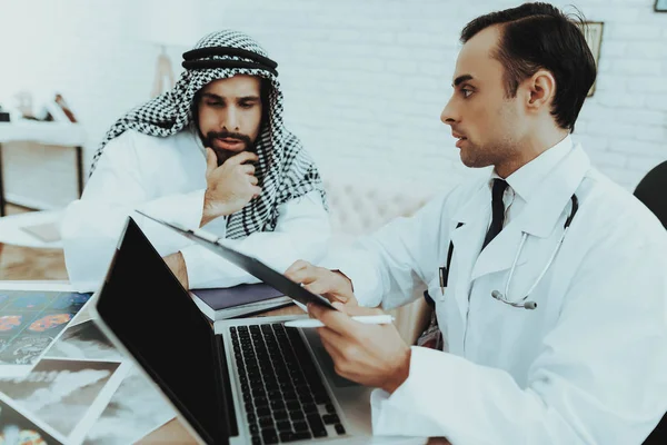 Muzulmán Ember Miután Consultiation Orvos Terapeuta Fiatal Beteg Miután Konzultáció — Stock Fotó