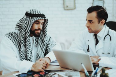Danışmanlık Arapça adam ziyaret hastane doktor. Genç hastaya konsültasyon kliniği'nde sahip. Sağlık. Terapist alımı. Tanı tartışıyor. Müslüman erkek doktor. Sınav. Tıp kavramı.