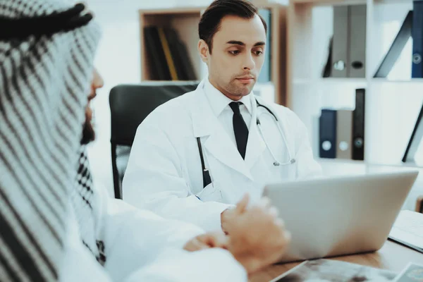 Arab Ember Kórház Consulting Orvos Arcképe Fiatal Beteg Miután Konzultáció — Stock Fotó