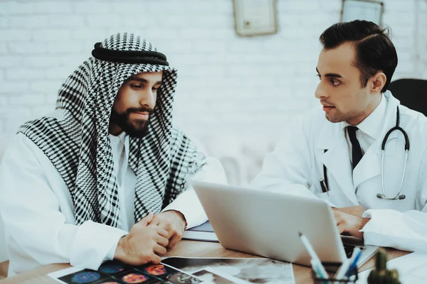 Doctor Consulting Arabic Man Visiting Hospital Inglés Paciente Joven Que —  Fotos de Stock