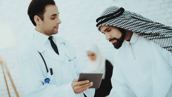 Férfi Orvos Tanácsadás Arab Ember Kórházban Orvos Elmagyarázza Diagnózis Tabletta — Stock Fotó
