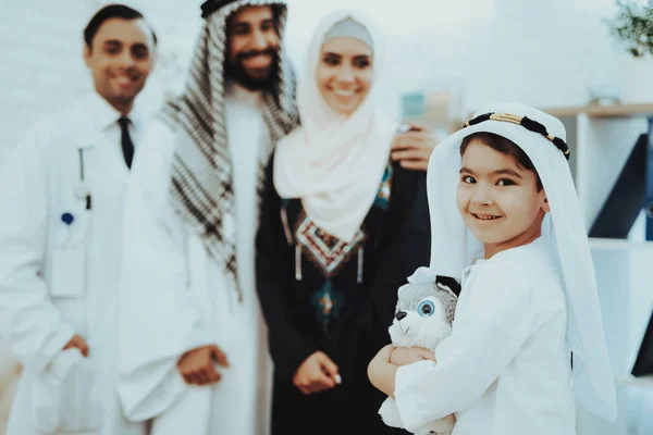 Müslüman Aile Ile Gülümseyen Arapça Çocuk Doktoru Kendine Güvenen Müslüman — Stok fotoğraf