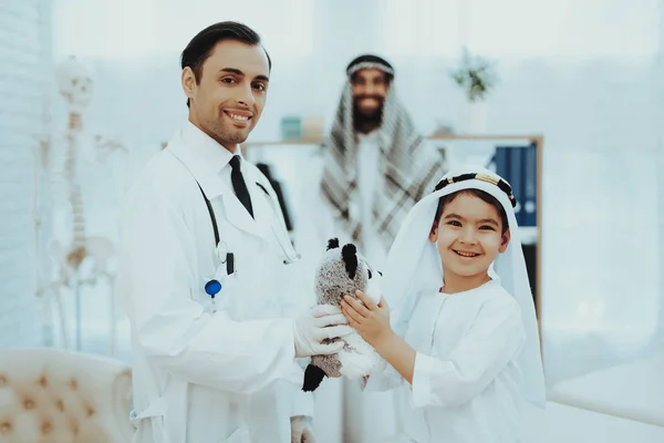Retrato Del Doctor Pediatra Árabe Sonriente Doctora Musulmana Confiada Sosteniendo —  Fotos de Stock
