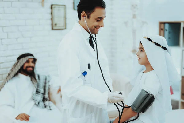Hombre Árabe Doctor Chequeando Presión Arterial Niño Pediatra Concepto Del —  Fotos de Stock