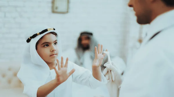 Arabic Male Doctor Examining Little Boy Child Pediatrician Hospital Concept — Stock Photo, Image