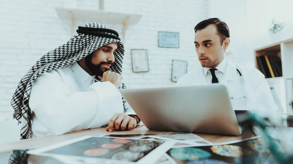 Muslim Man Having Consultiation Doctor Therapist Young Patient Having Consultation — Stock Photo, Image