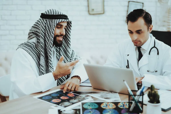 Tanácsadás Arab Ember Ellátogatni Kórházi Orvos Fiatal Beteg Miután Konzultáció — Stock Fotó