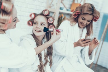 Beyaz bornoz gülümseyen kadın evde eğlenin. Mutlu bir aile. Anne ile kızı. Gülümseyen kadın. Gülümseyen büyükanne. Kapalı iyi eğlenceler. Beyaz kanepe. Aile banyo sonra. Kadın güzellik kavramı.