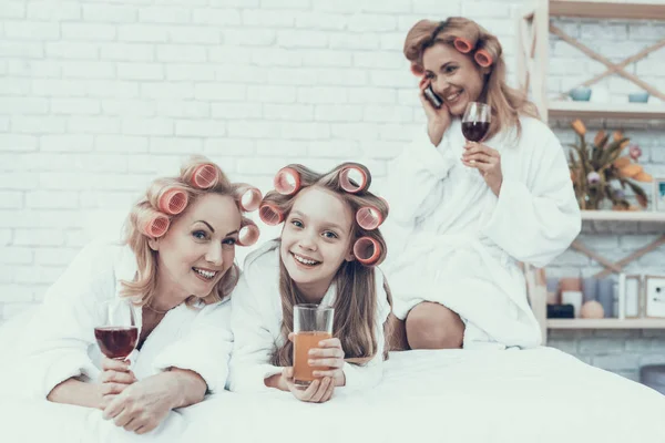 Mulheres Roupão Branco Com Bebida Óculos Diverte Casa Família Feliz — Fotografia de Stock