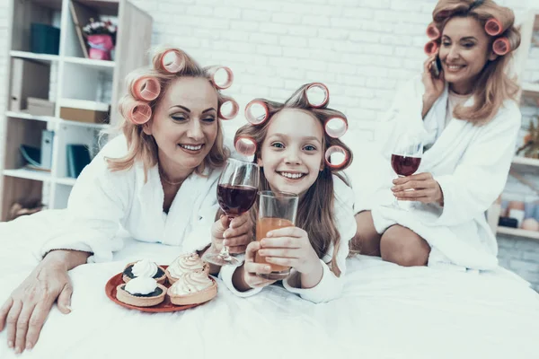 Mujeres Albornoces Blancos Comer Pasteles Beber Diviértete Casa Familia Feliz — Foto de Stock