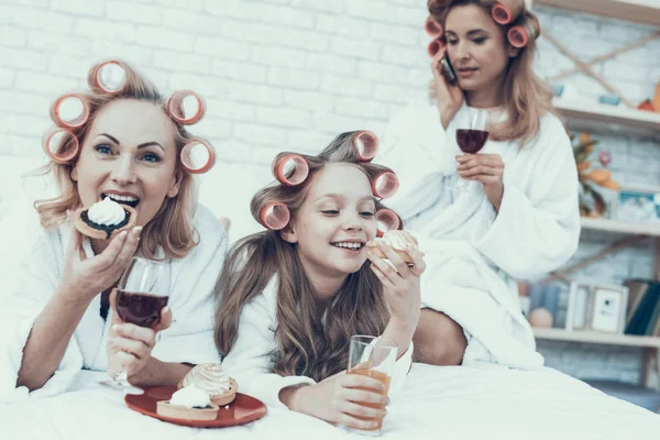 Γυναίκες Λευκή Μπουρνούζια Τρώγοντας Κέικ Και Πίνοντας Διασκεδάσετε Στο Σπίτι — Φωτογραφία Αρχείου