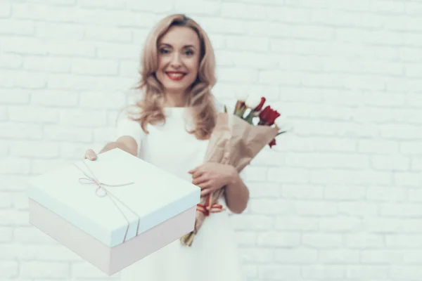 Mujer Vestido Blanco Con Caja Regalo Ramo Jovencita Cabello Largo —  Fotos de Stock