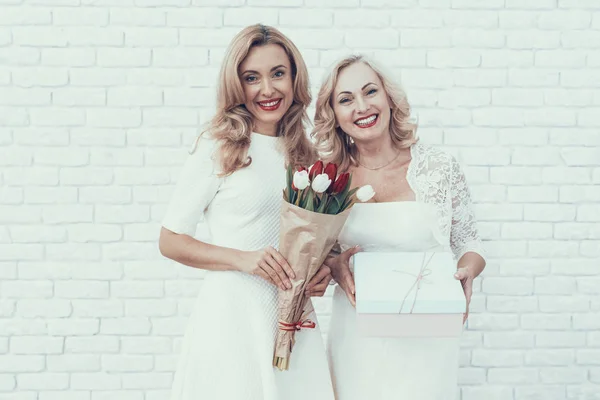 Vestido Mujer Blanco Con Caja Regalo Ramo Jovencita Muro Ladrillo —  Fotos de Stock