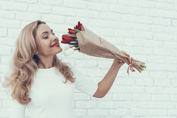 Frau Mit Tulpenstrauß Zimmer Stehend Blondes Haar Weißes Kleid Rote — Stockfoto