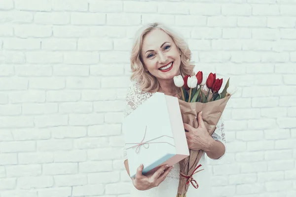 Frau Weißem Kleid Mit Geschenkbox Und Blumenstrauß Junge Frau Lange — Stockfoto