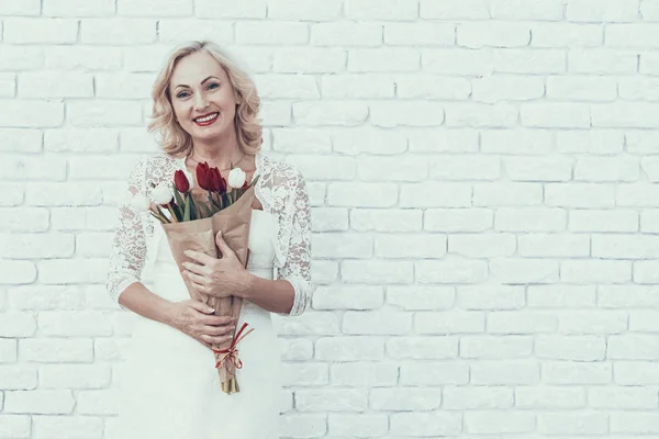 Frau Mit Tulpenstrauß Zimmer Stehend Blondes Haar Weißes Kleid Rote — Stockfoto