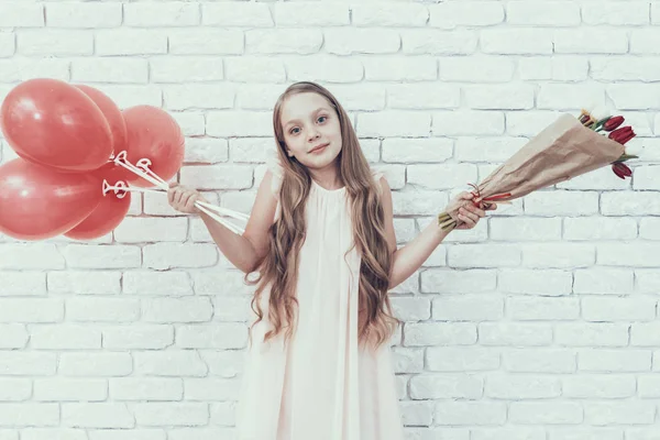 Mädchen Mit Blumenstrauß Und Luftballons Stehen Raum Junges Mädchen Roter — Stockfoto